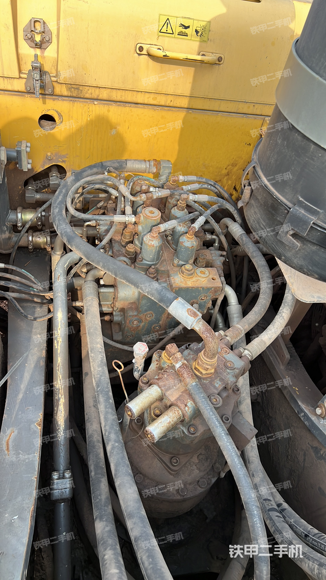 回转马达和主控阀（整机外观）