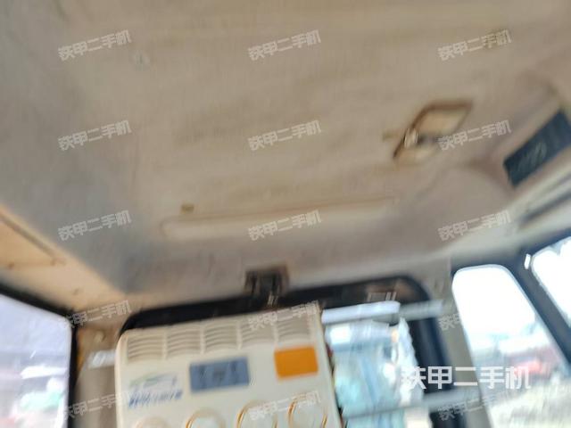 駕駛室內(nèi)座椅、儀表操作手柄全景（壓路機(jī)駕駛室）