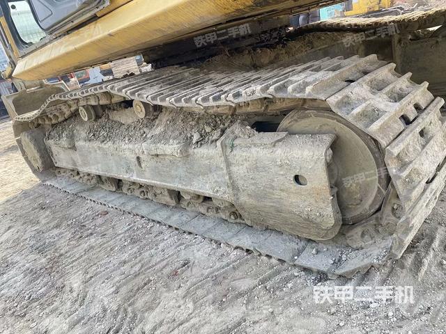 單側(cè)履帶整體(整機(jī)外觀) 單側(cè)履帶整體(整機(jī)外觀)