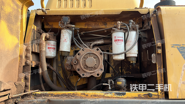 液压泵舱室正面整体（整机外观）