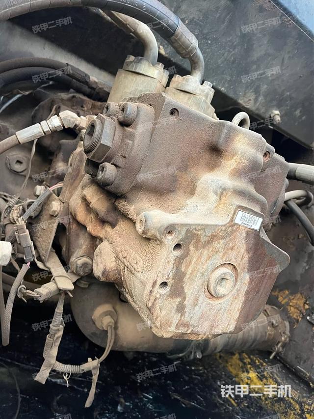 液壓泵艙室正面整體(整機(jī)外觀) 液壓泵艙室正面整體(整機(jī)外觀)
