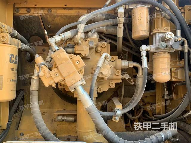 液壓泵艙室正面整體（整機外觀）