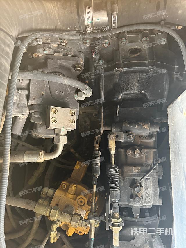 液壓泵艙室正面整體(整機(jī)外觀) 液壓泵艙室正面整體(整機(jī)外觀)