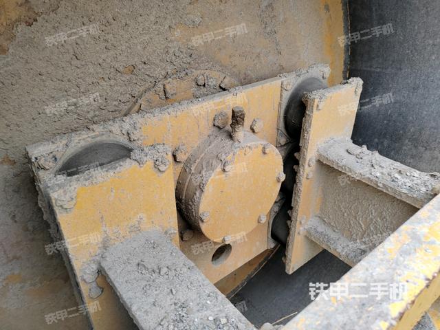 后輪左側(cè)全景（壓路機(jī)前后車架）