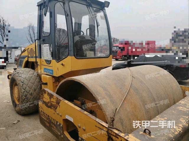 右側(cè)正面照（壓路機(jī)駕駛室）