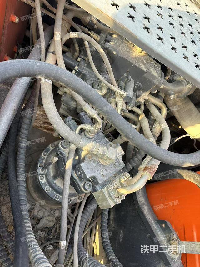 回轉(zhuǎn)馬達和主控閥（整機外觀）