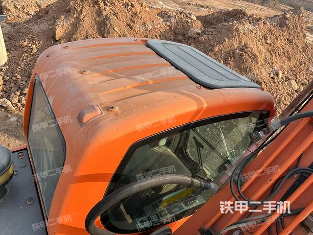 駕駛室頂部（整機外觀）