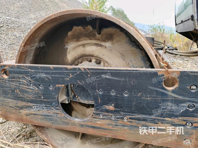 后輪左側(cè)全景（壓路機前后車架）