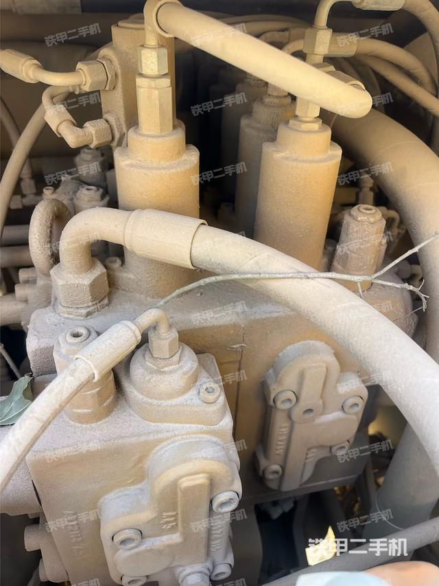 回轉(zhuǎn)馬達(dá)和主控閥(整機(jī)外觀) 回轉(zhuǎn)馬達(dá)和主控閥(整機(jī)外觀)