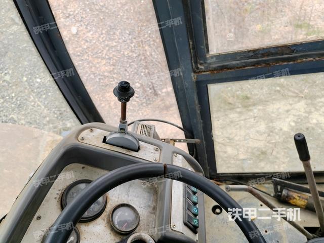 駕駛室頂蓬內(nèi)（壓路機駕駛室）