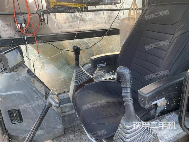 駕駛室整體(整機(jī)外觀) 駕駛室整體(整機(jī)外觀)