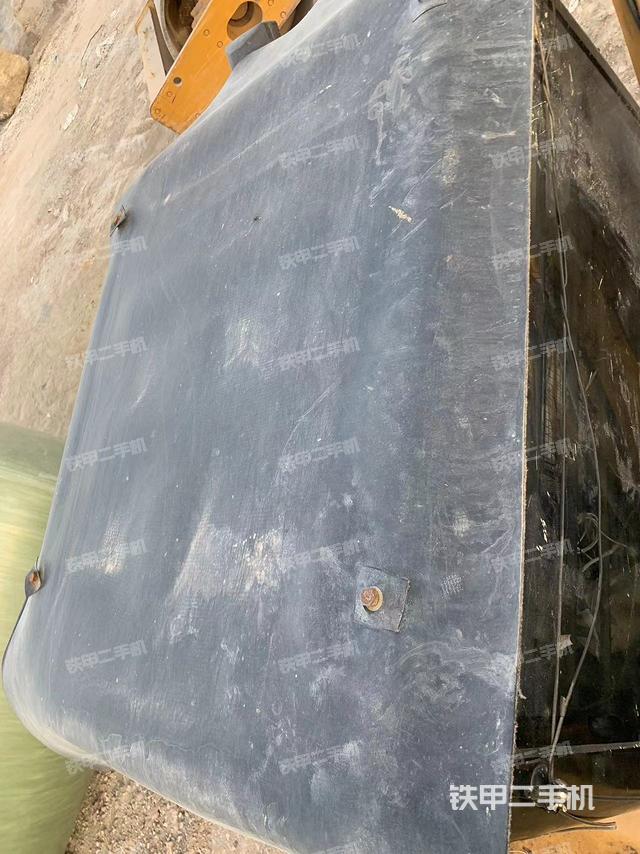 駕駛室頂部(整機(jī)外觀) 駕駛室頂部(整機(jī)外觀)