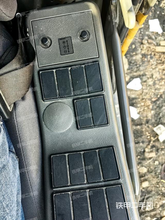 座椅左側(cè)控制臺/音響/含左手柄（駕駛室部分）