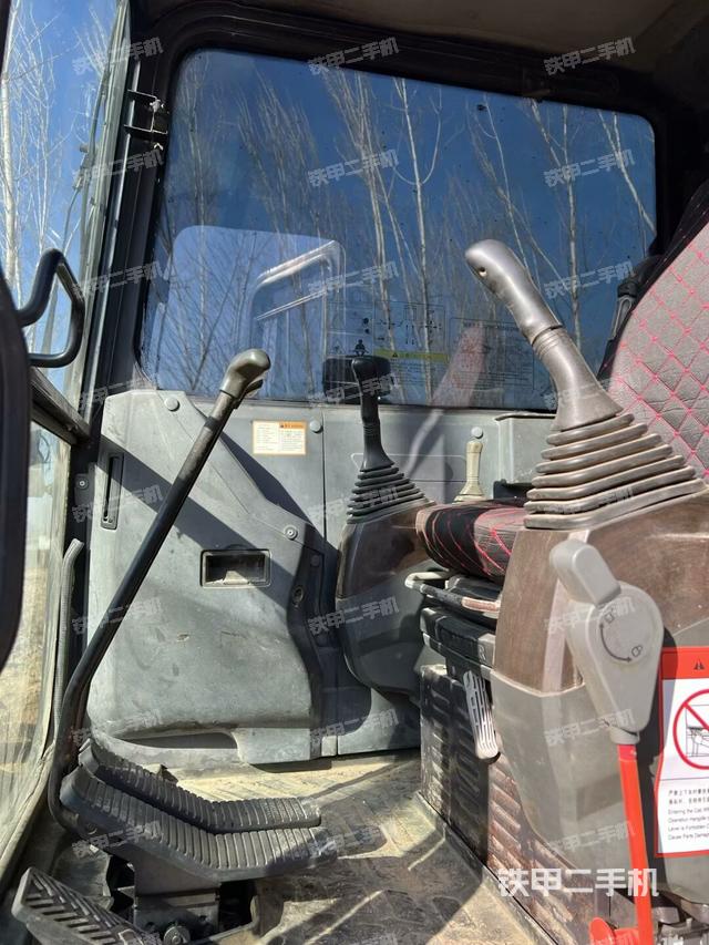 駕駛室頂部（整機外觀）