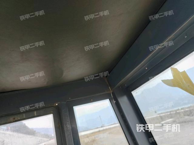 操作臺全景（壓路機駕駛室）