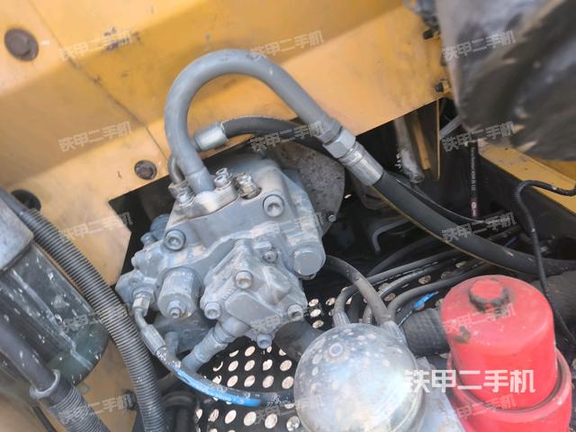 液壓泵艙室正面整體（整機外觀）