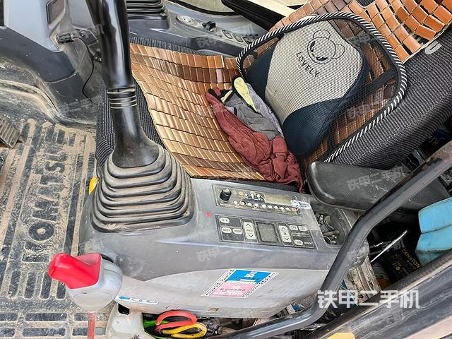 駕駛室整體(整機(jī)外觀) 駕駛室整體(整機(jī)外觀)