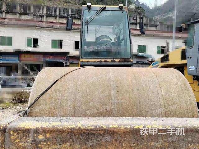 正左側(cè)（壓路機(jī)整機(jī)外觀）