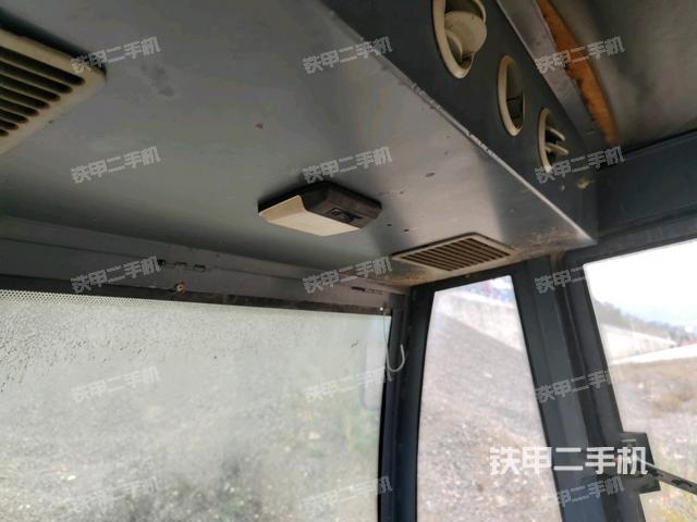 駕駛室內(nèi)座椅、儀表操作手柄全景（壓路機駕駛室）