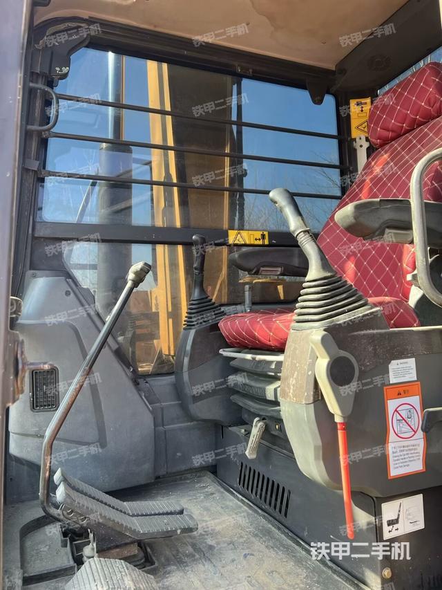 駕駛室頂部（整機外觀）