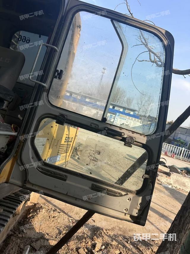 行走控制手柄和踏板?俯拍(駕駛室部分) 行走控制手柄和踏板?俯拍(駕駛室部分)