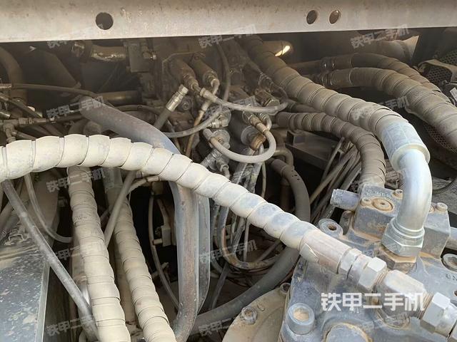 回轉(zhuǎn)馬達(dá)和主控閥（整機(jī)外觀）