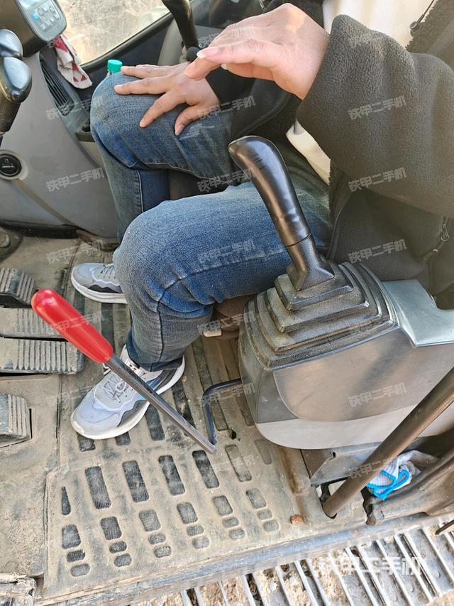 行走控制手柄和踏板?俯拍（駕駛室部分）