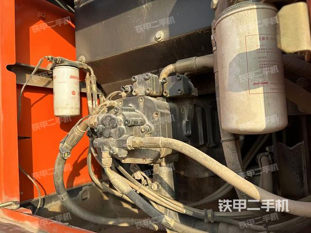 液壓泵艙室正面整體（整機外觀）