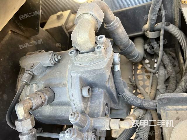 液壓泵艙室正面整體（整機外觀）