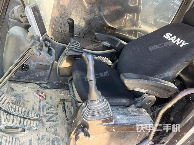 駕駛室整體(整機(jī)外觀) 駕駛室整體(整機(jī)外觀)