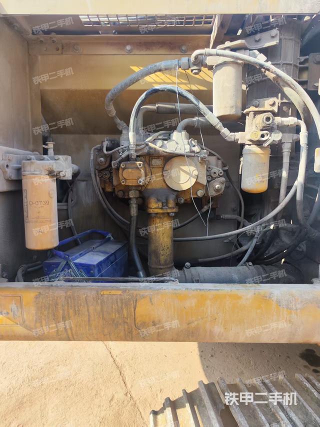 液壓泵艙室正面整體(整機(jī)外觀) 液壓泵艙室正面整體(整機(jī)外觀)
