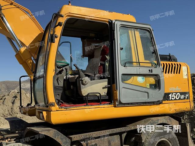 駕駛室整體(整機(jī)外觀) 駕駛室整體(整機(jī)外觀)