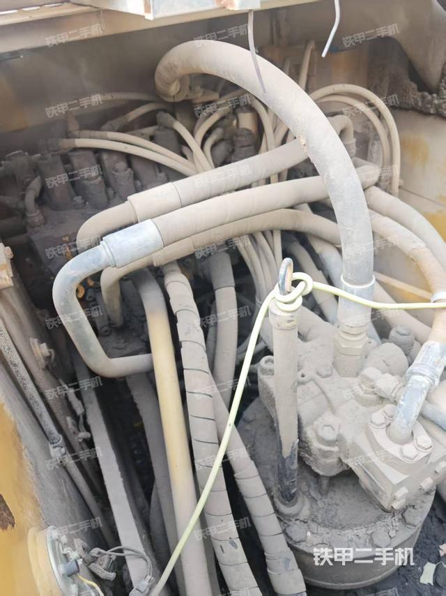 回轉(zhuǎn)馬達(dá)和主控閥(整機(jī)外觀) 回轉(zhuǎn)馬達(dá)和主控閥(整機(jī)外觀)