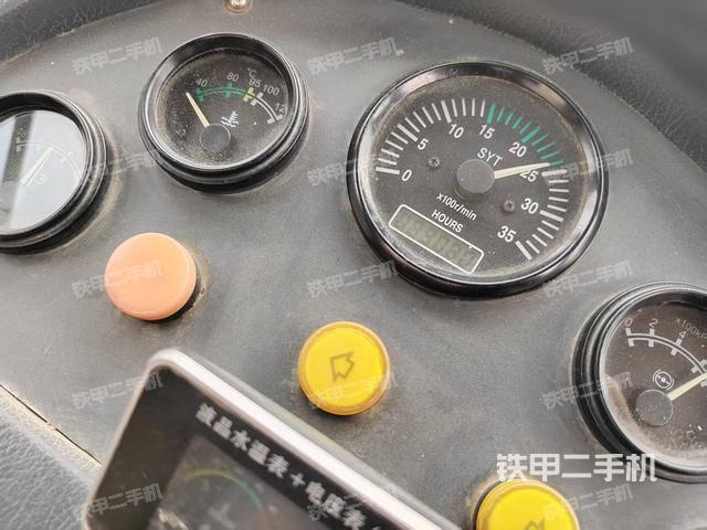 駕駛室側(cè)向上照全景（壓路機(jī)駕駛室）