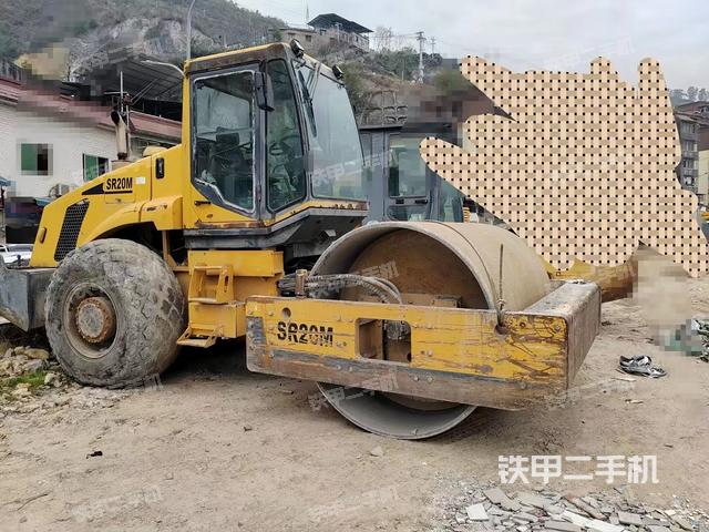 正右側(cè)（壓路機(jī)整機(jī)外觀）