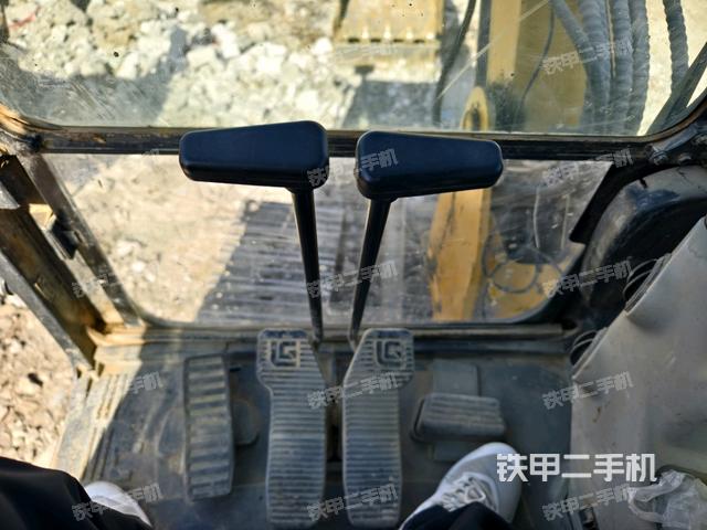 行走控制手柄和踏板?俯拍（駕駛室部分）