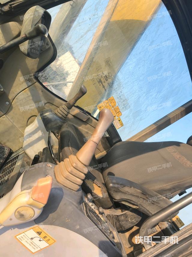 駕駛室頂部（整機外觀）