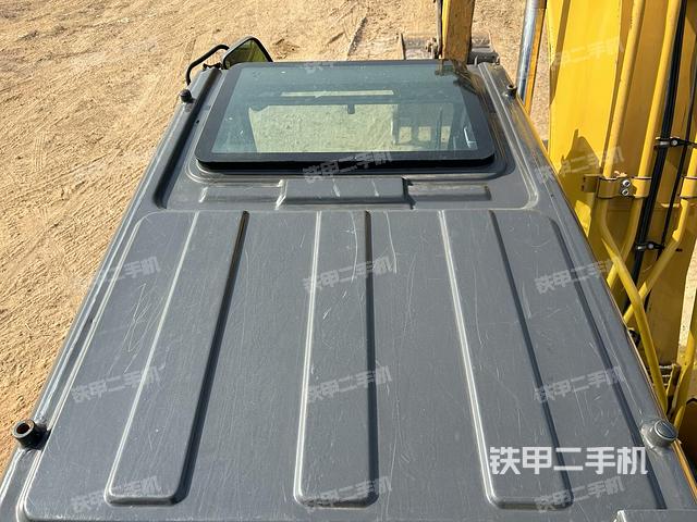 駕駛室頂部(整機(jī)外觀) 駕駛室頂部(整機(jī)外觀)