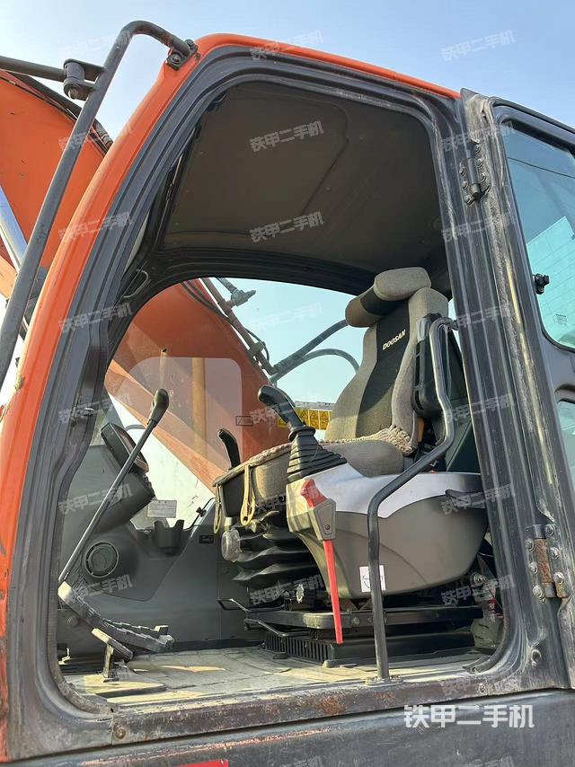 駕駛室整體（整機外觀）