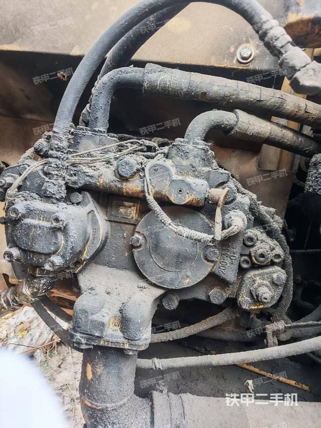 液壓泵艙室正面整體(整機(jī)外觀) 液壓泵艙室正面整體(整機(jī)外觀)