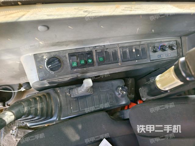 座椅右側(cè)控制臺(tái)/鑰匙門/油門/含右手柄（駕駛室部分）