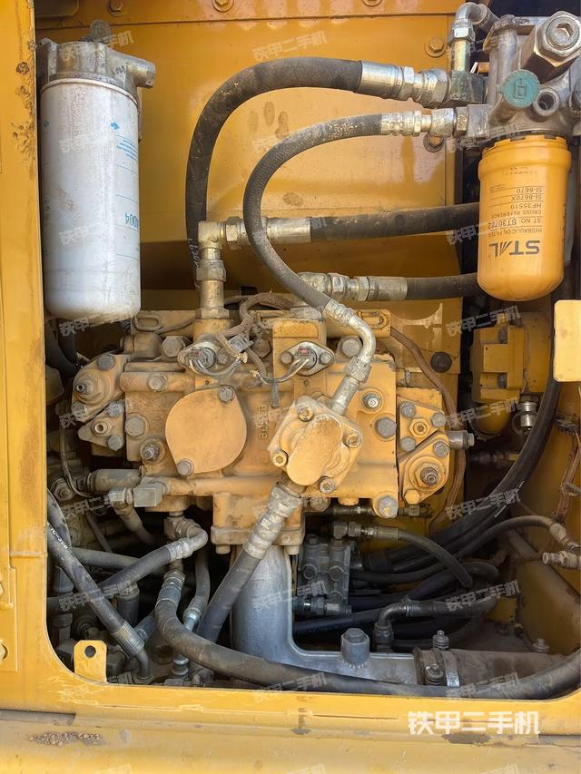 液壓泵艙室正面整體(整機(jī)外觀) 液壓泵艙室正面整體(整機(jī)外觀)