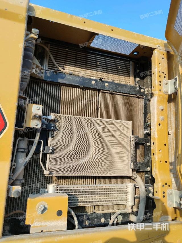 散熱器正面(大件艙室) 散熱器正面(大件艙室)