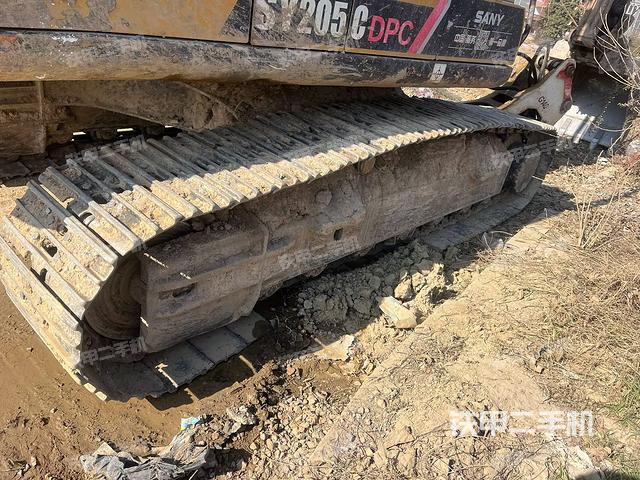 單側(cè)履帶整體(整機(jī)外觀) 單側(cè)履帶整體(整機(jī)外觀)