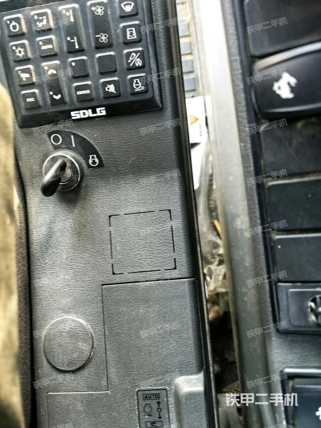 座椅右側(cè)控制臺/鑰匙門/油門/含右手柄（駕駛室部分）