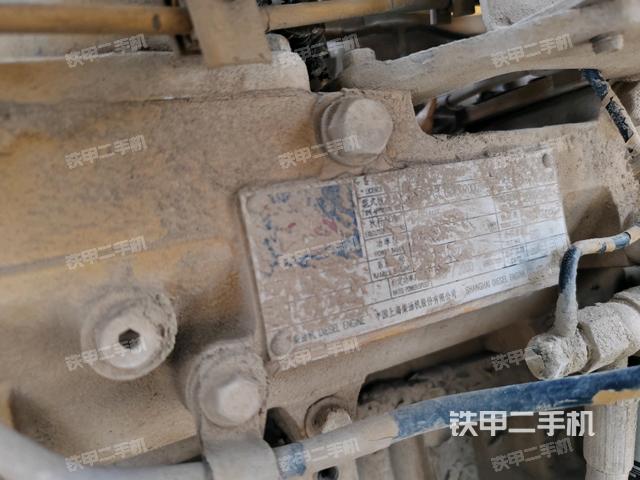 發(fā)動機(jī)上部全景（壓路機(jī)發(fā)動機(jī)艙）