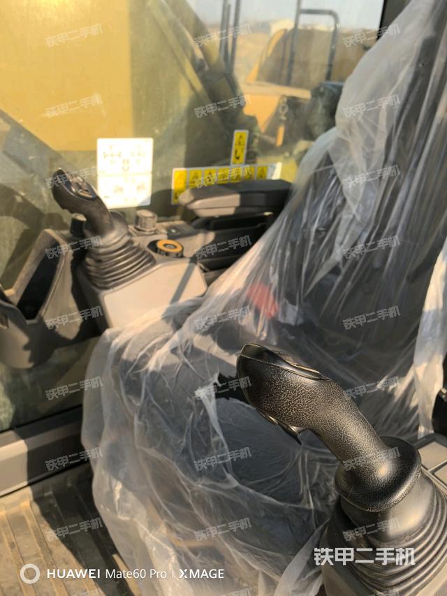 行走控制手柄和踏板?俯拍（駕駛室部分）