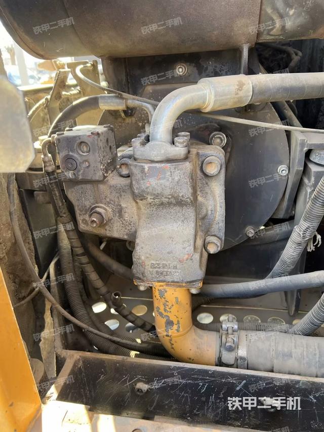 液壓泵艙室正面整體（整機外觀）