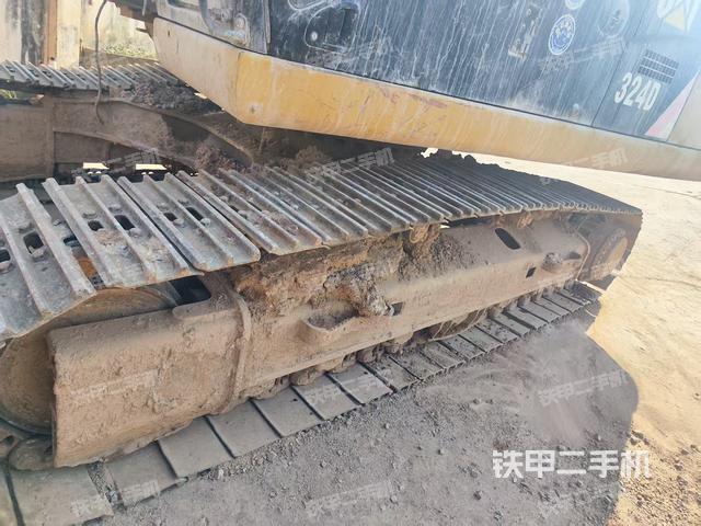 單側(cè)履帶整體(整機(jī)外觀) 單側(cè)履帶整體(整機(jī)外觀)