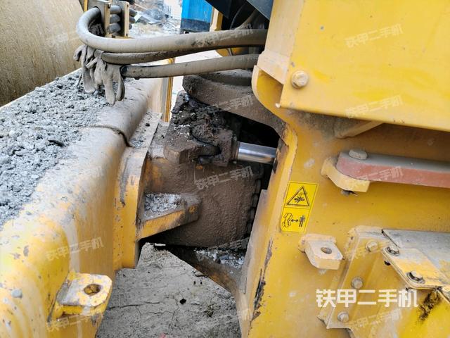 前輪左側(cè)減震塊連接及部件（壓路機(jī)前后車架）